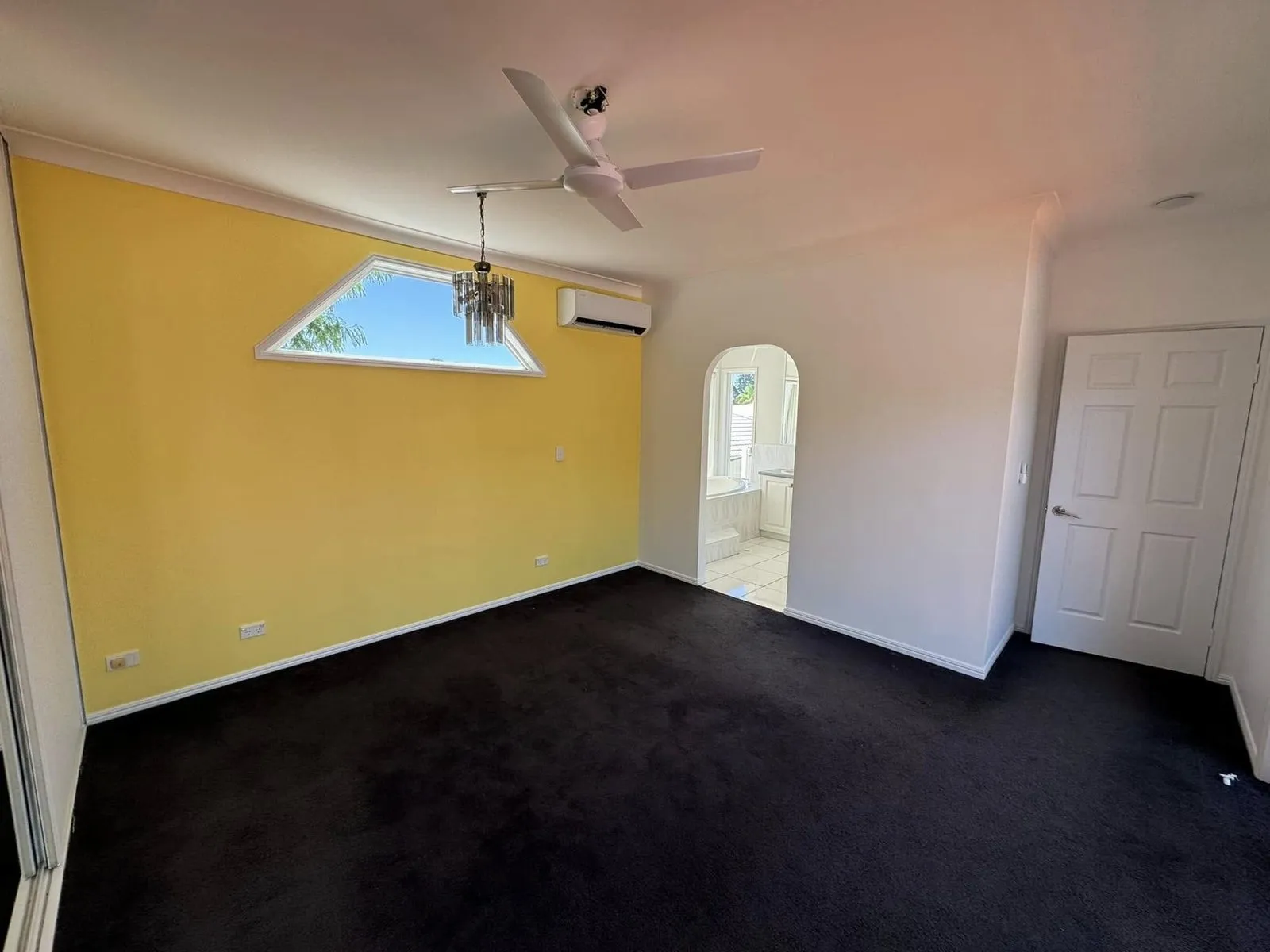 Kids' bedrooms with rainbow feature walls, photo 2