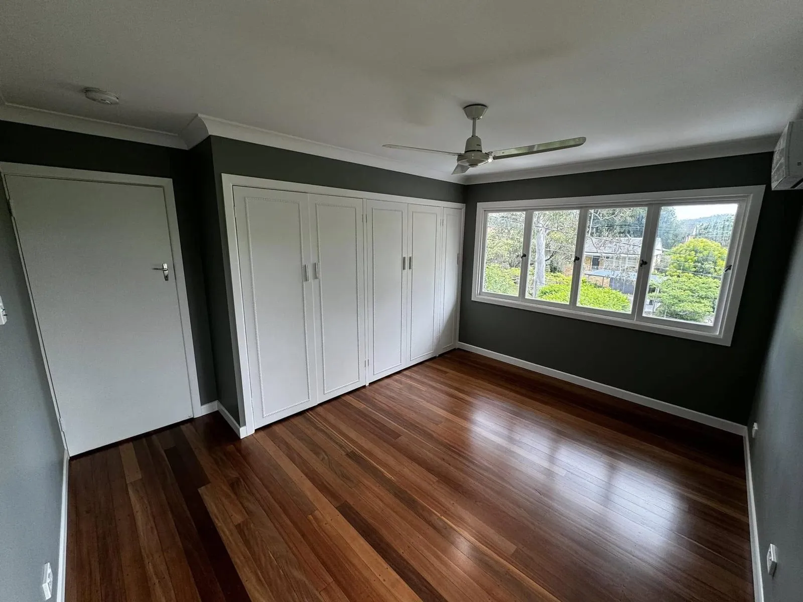 Renovation with dark and gold feature walls, photo 2