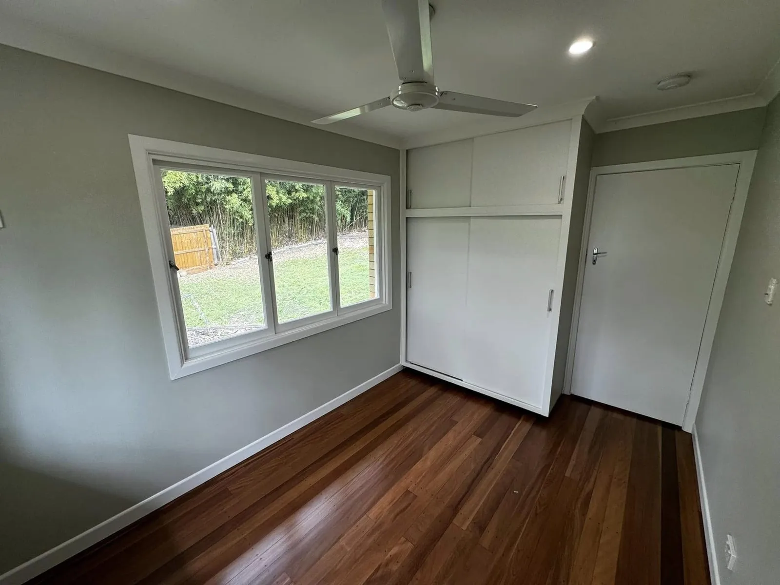 Renovation with dark and gold feature walls, photo 3