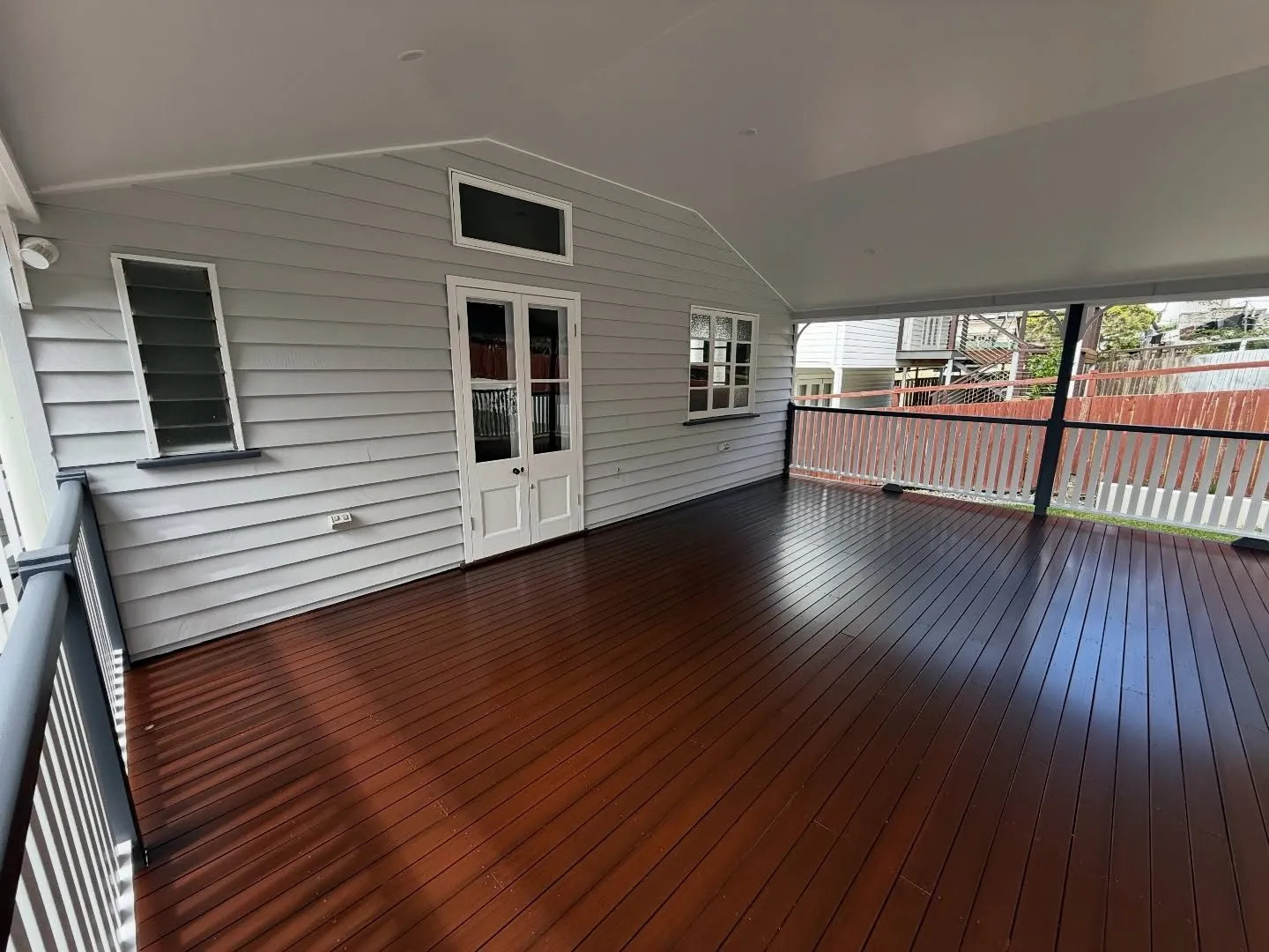 Verandah deck and weatherboard walls, photo 3
