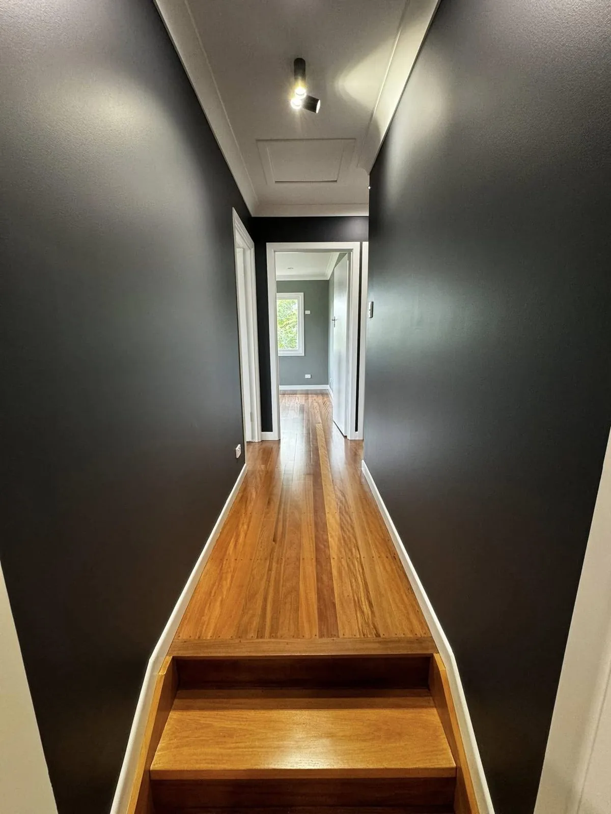 Renovation with dark and gold feature walls, photo 5