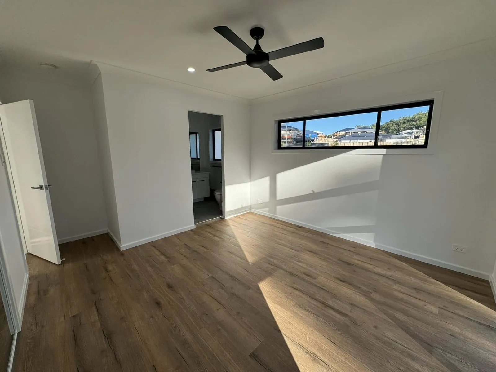 New build, inside and out, Spring Mountain, photo 5