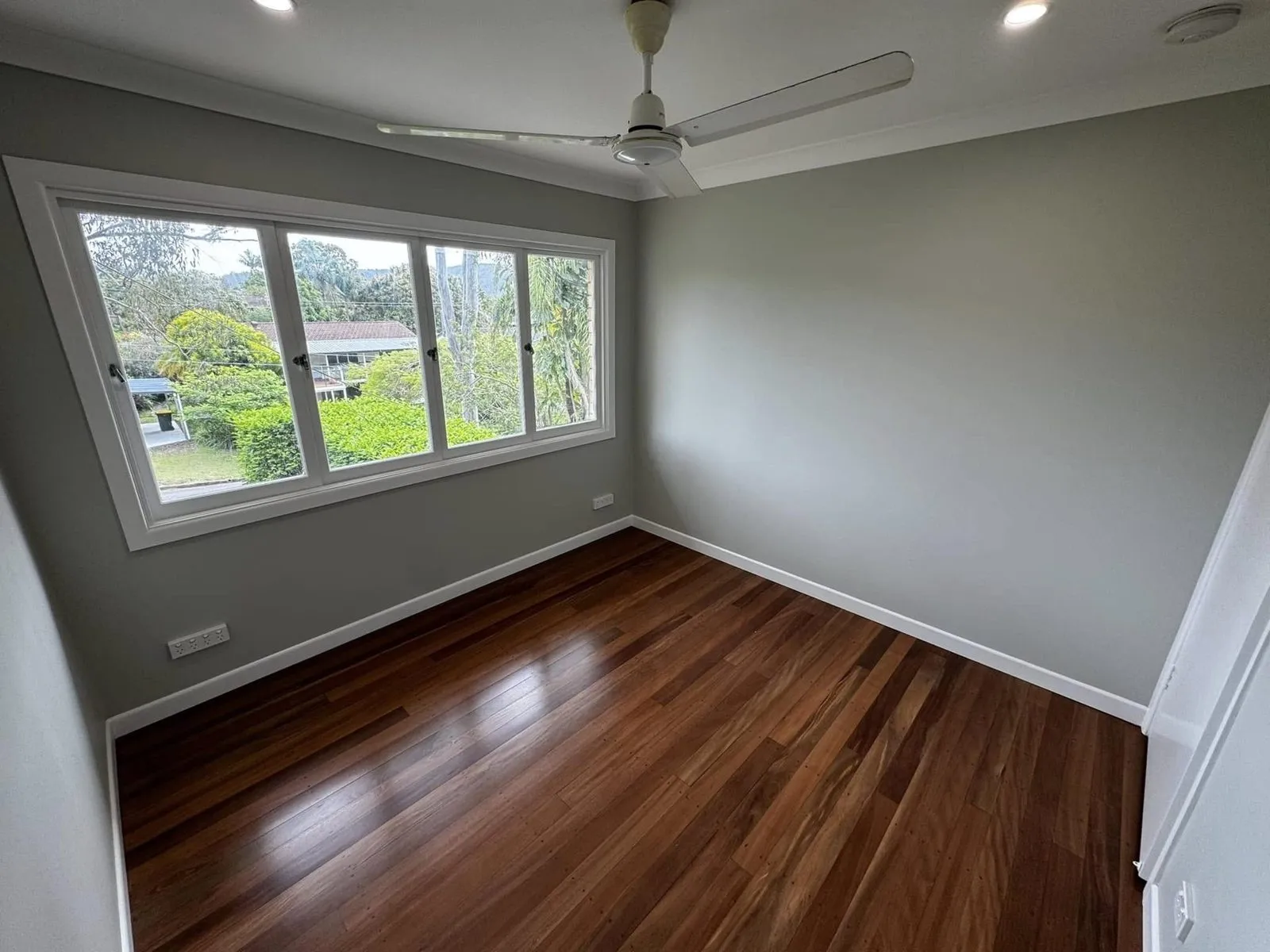Renovation with dark and gold feature walls, photo 7