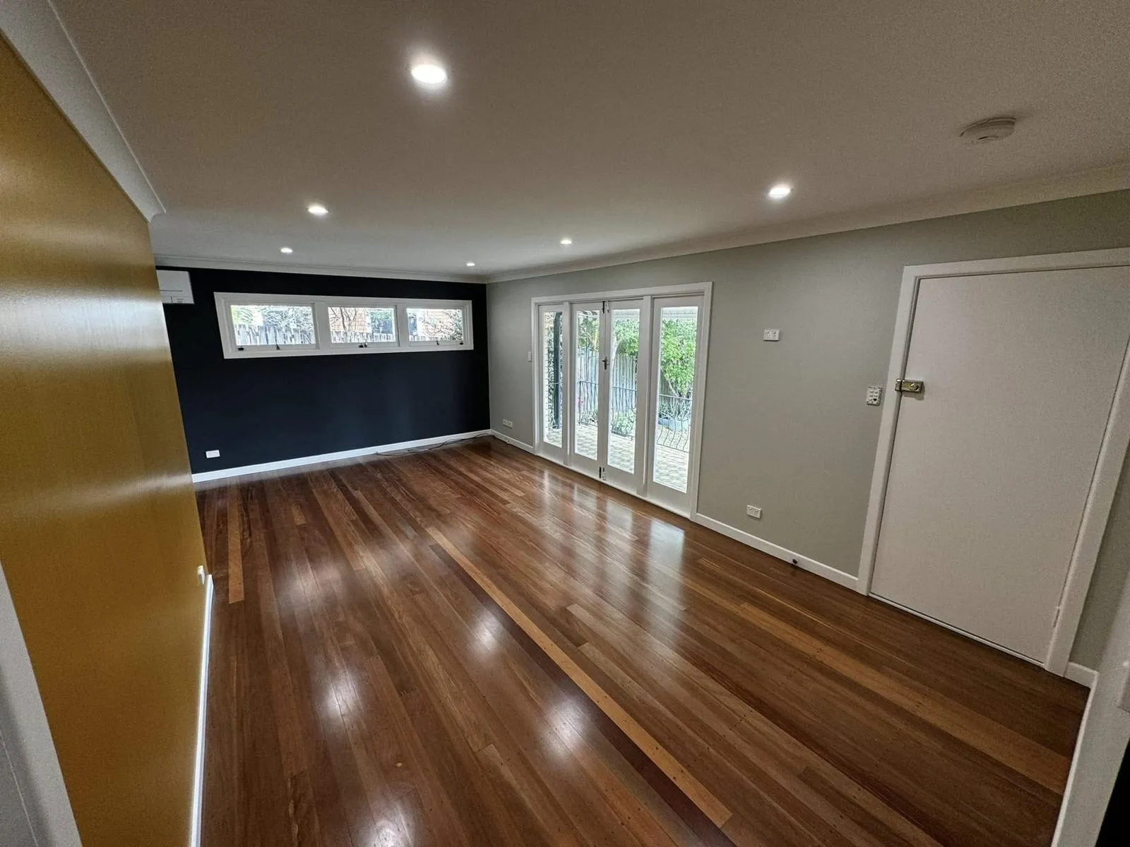Renovation with dark and gold feature walls, photo 9